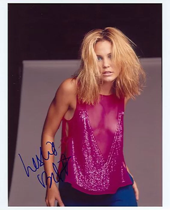 Leslie Bibb autograph