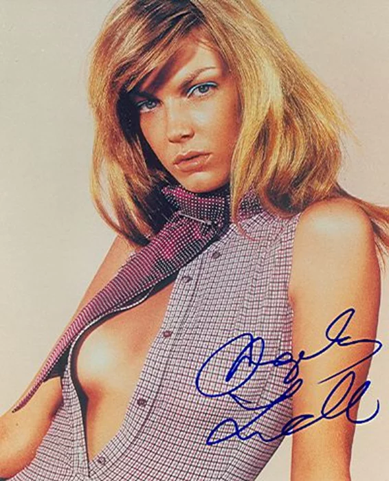 Angela Lindvall autograph