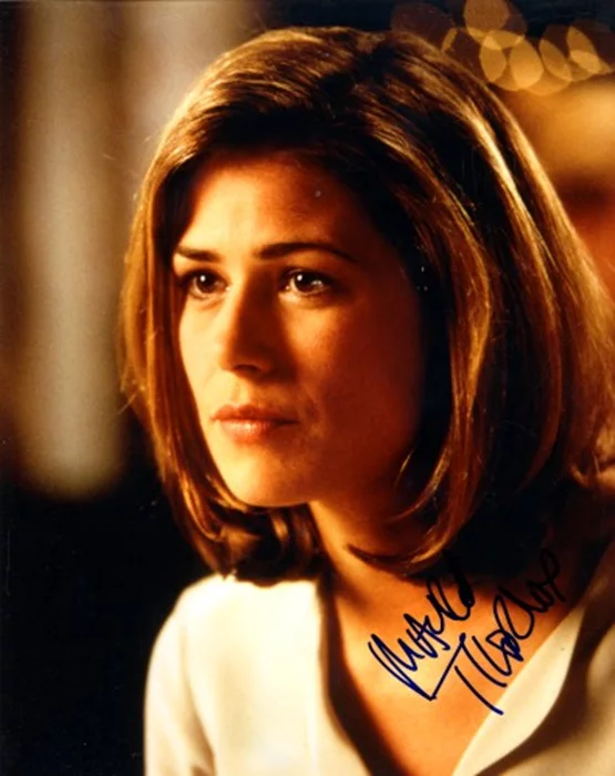 Maura Tierney autograph