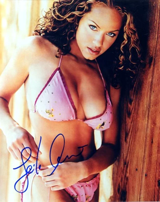 Leila Arcieri autograph
