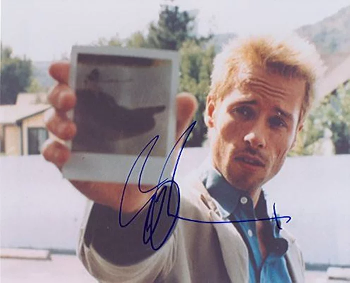 Guy Pearce autograph