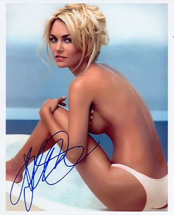 Kelly Carlson autograph