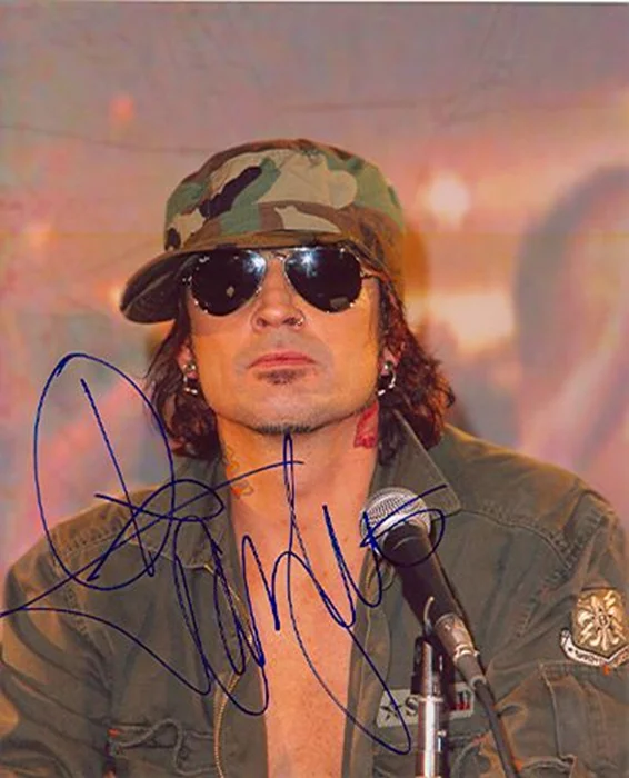 Tommy Lee autograph