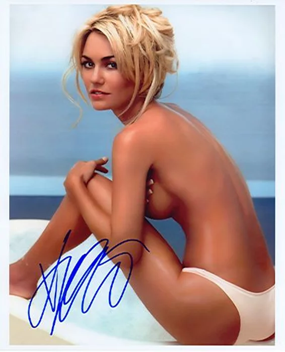 Kelly Carlson autograph
