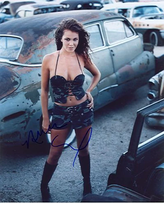 Nikki Cox autograph