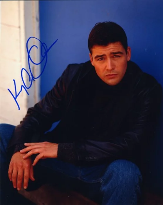 Kyle Chandler autograph