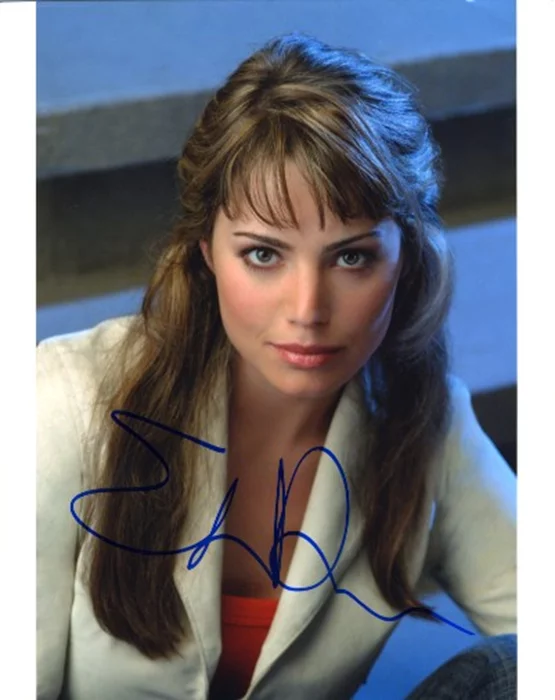 Erica Durance autograph
