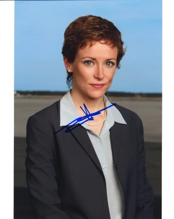 Leslie Hope autograph