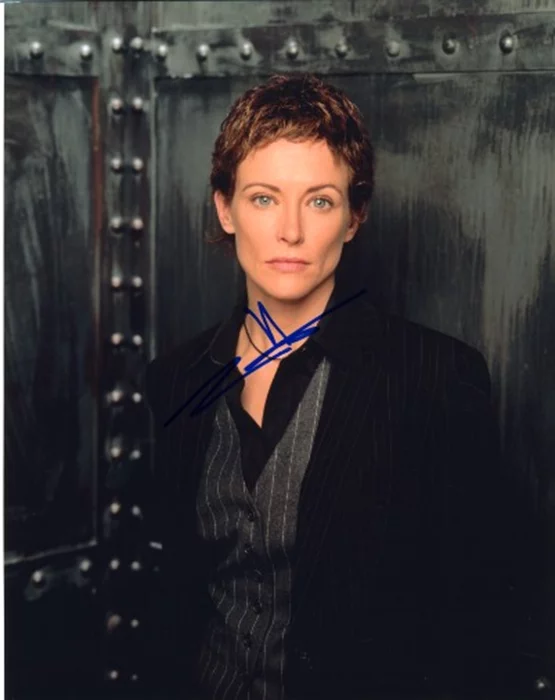 Leslie Hope autograph