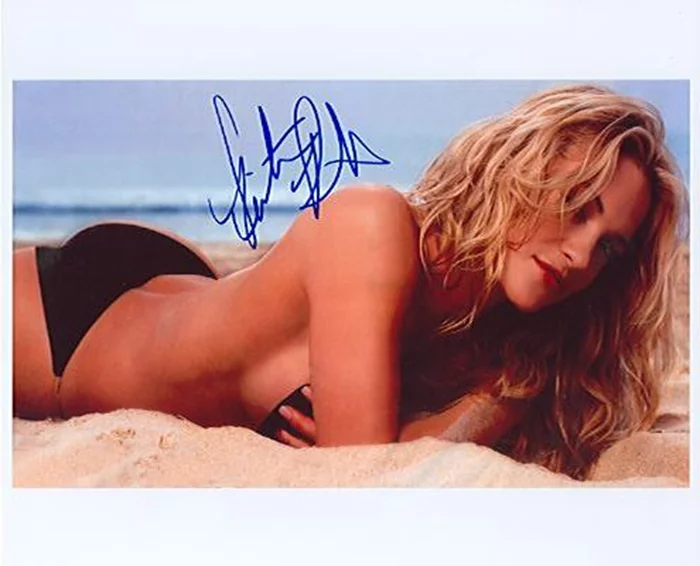 Victoria Pratt autograph