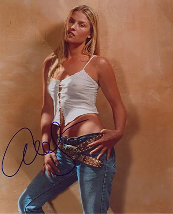 Ali Larter autograph