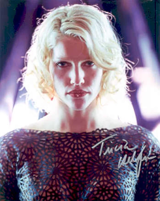Tricia Helfer autograph