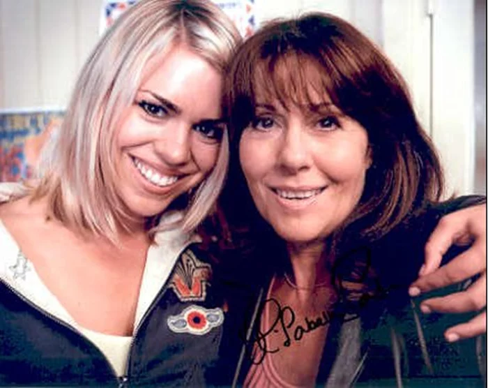 Elisabeth Sladen autograph