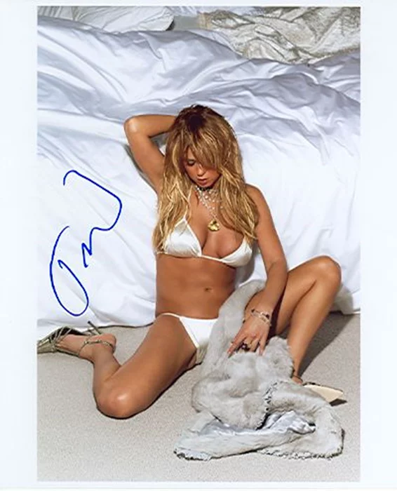 Tara Reid autograph