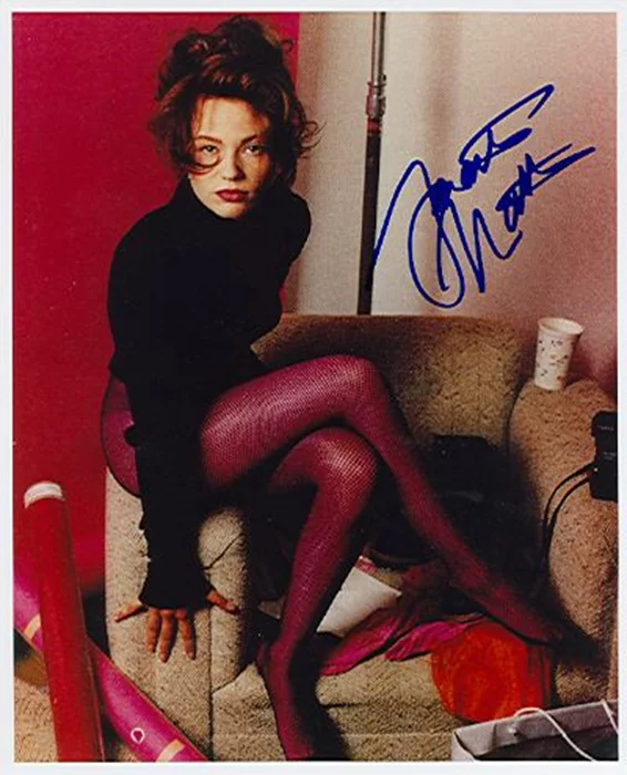 Samantha Mathis autograph