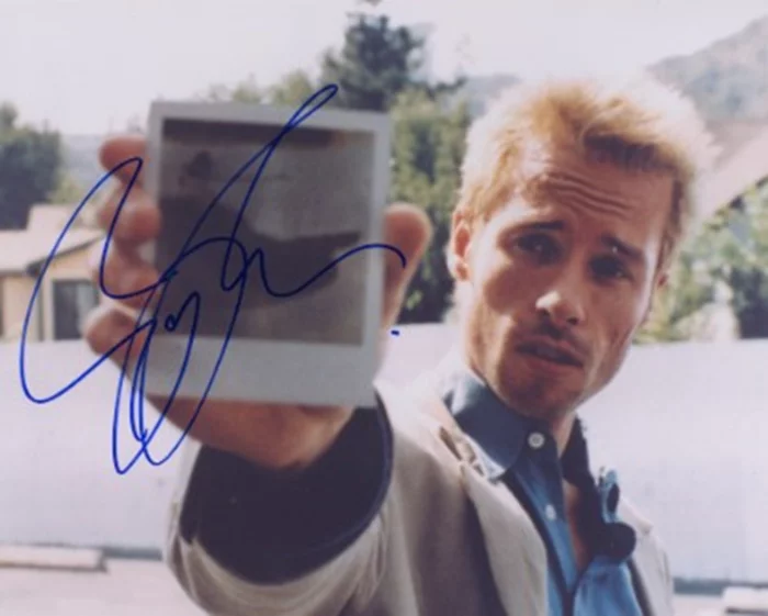 Guy Pearce autograph