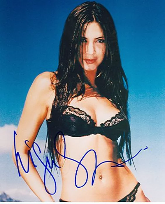 Lisa Snowdon autograph