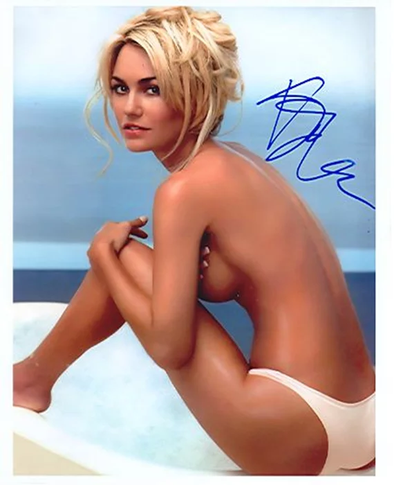 Kelly Carlson autograph