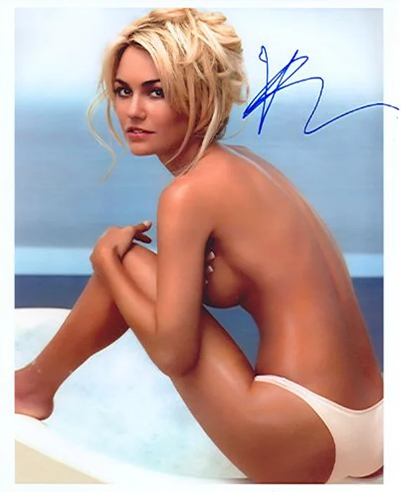 Kelly Carlson autograph