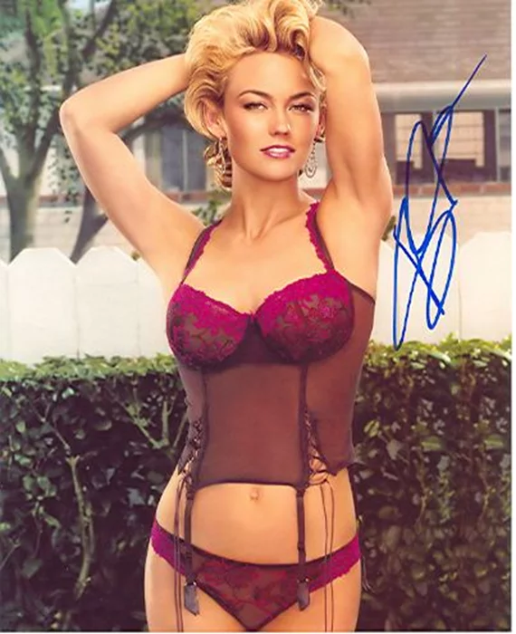 Kelly Carlson autograph