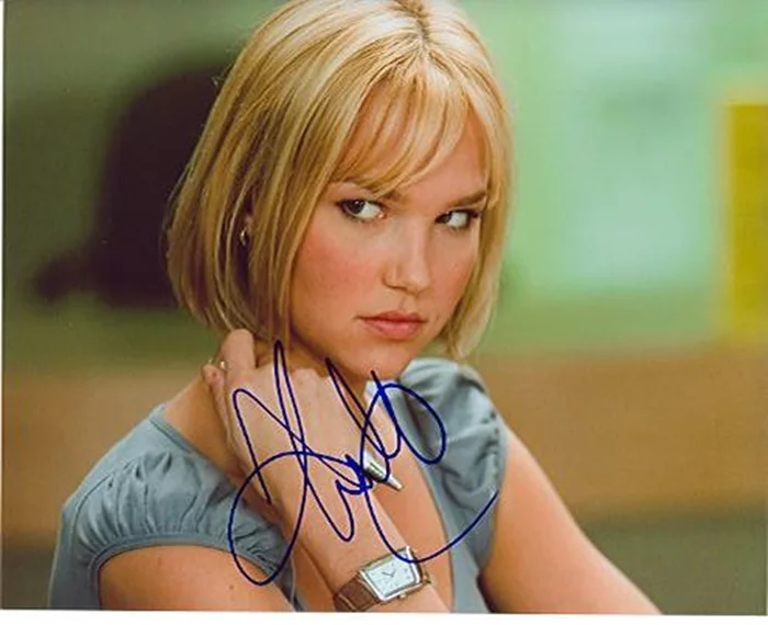 Arielle Kebbel autograph