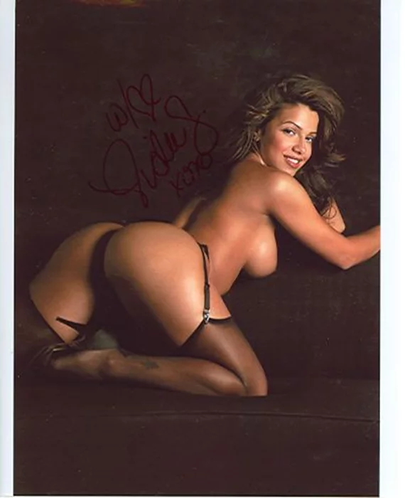 Vida Guerra autograph