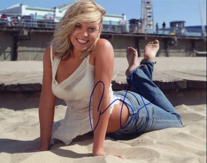 Agnes Bruckner autograph