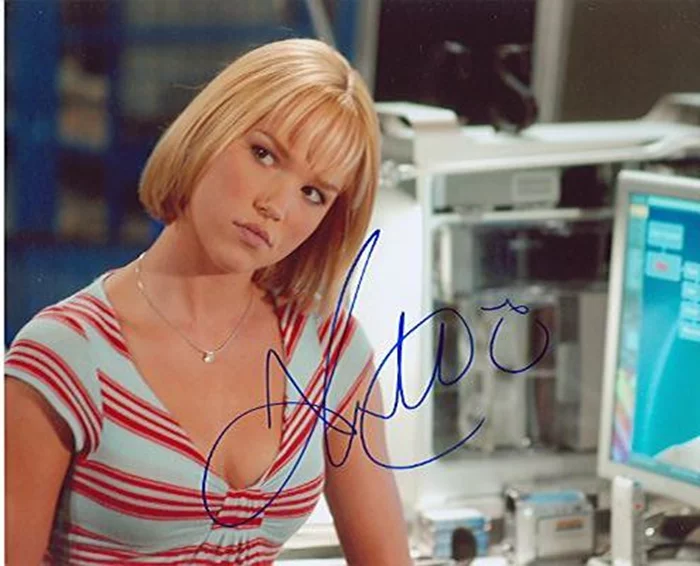 Arielle Kebbel autograph