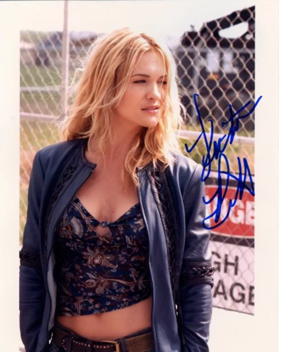 Victoria Pratt autograph