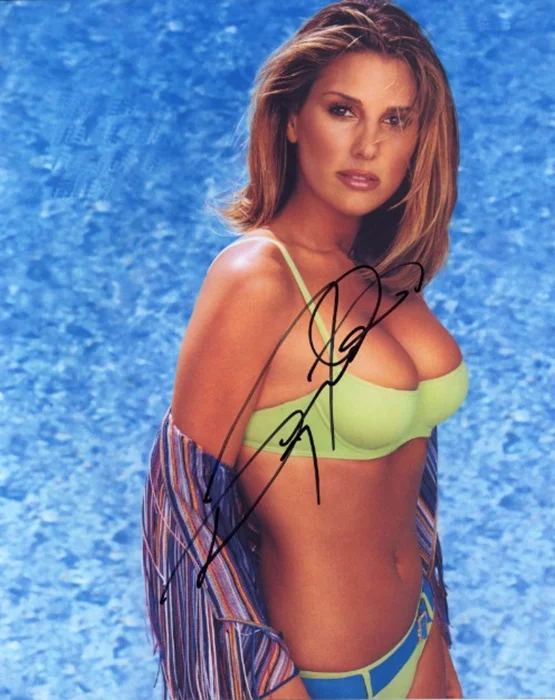 Daisy Fuentes autograph