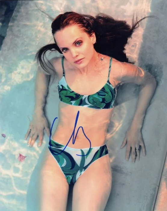 Mena Suvari autograph