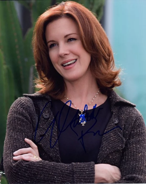 Elizabeth Perkins autograph