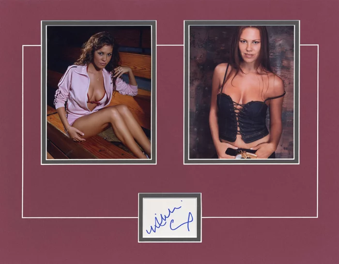 Nikki Cox autograph