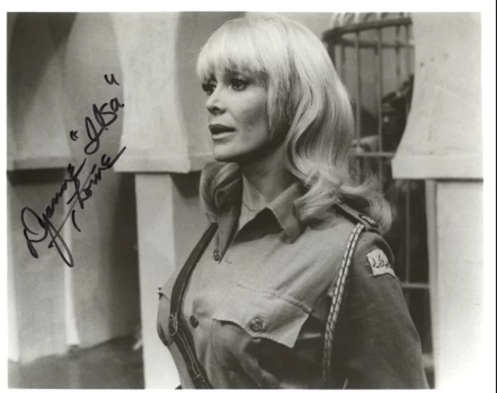 Dyanne Thorne autograph