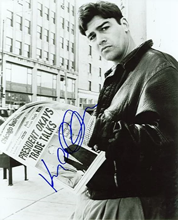 Kyle Chandler autograph