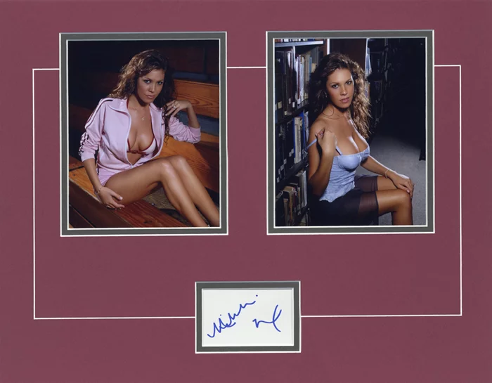 Nikki Cox autograph