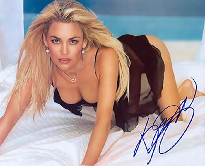 Kelly Carlson autograph