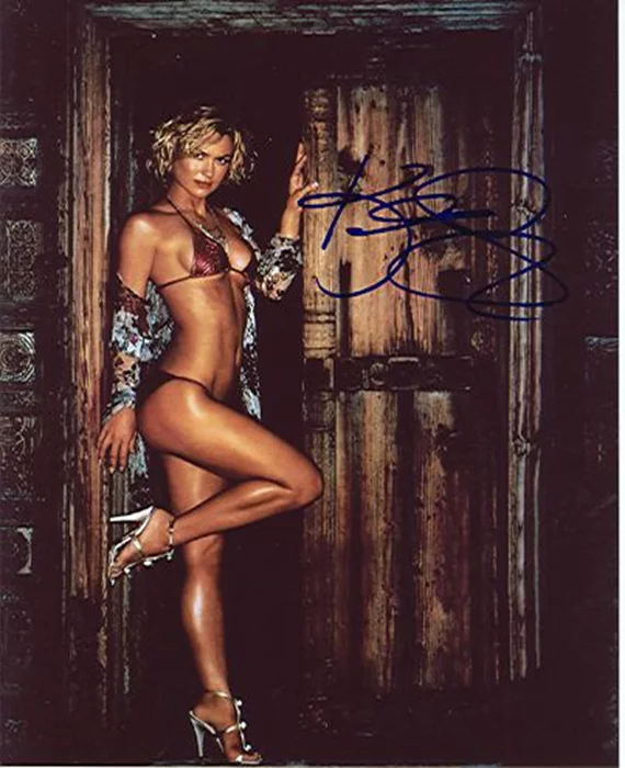 Kelly Carlson autograph
