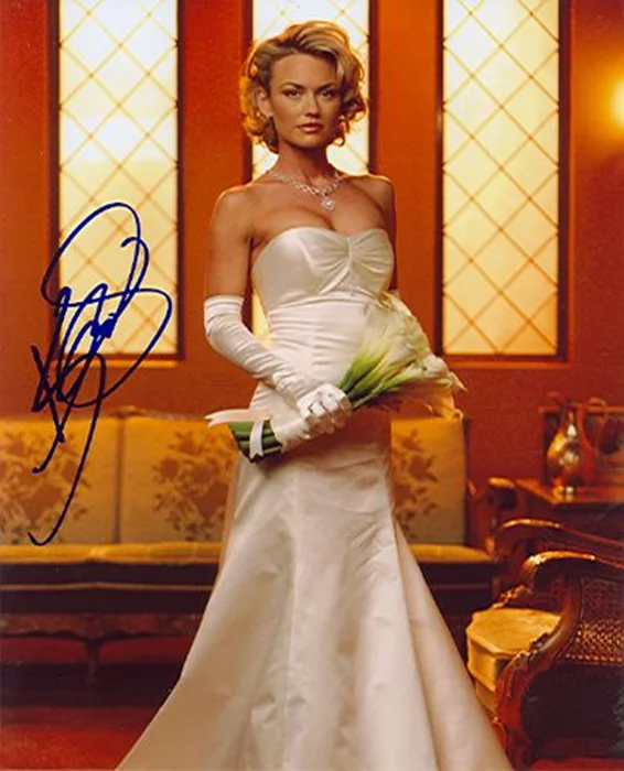 Kelly Carlson autograph