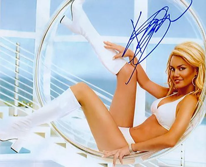 Kelly Carlson autograph