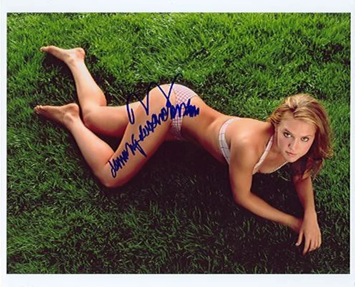 Dominique Swain autograph