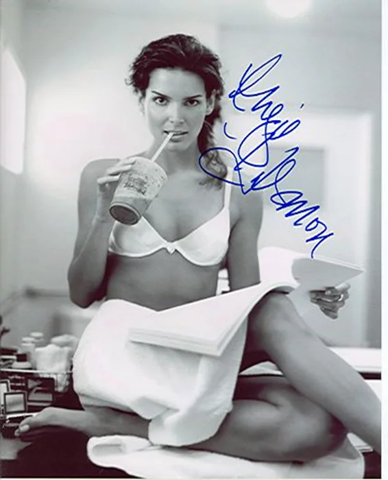 Angie Harmon autograph