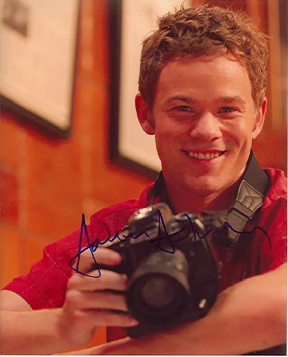 Aaron Ashmore autograph