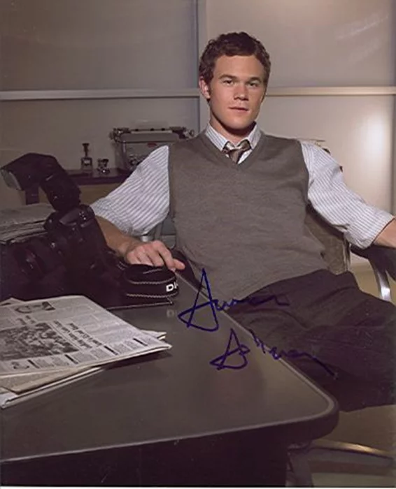 Aaron Ashmore autograph