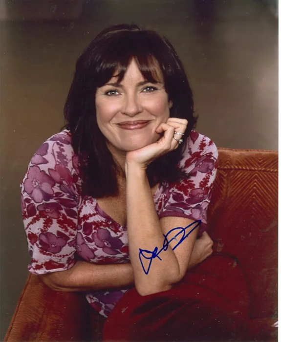 Lisa Darr autograph
