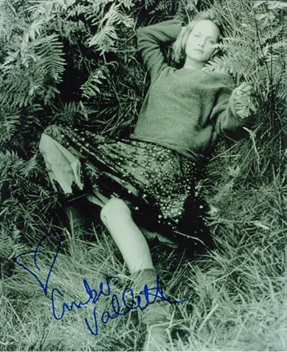 Amber Valletta autograph