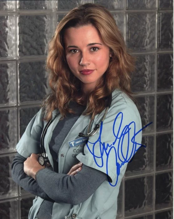 Linda Cardellini autograph