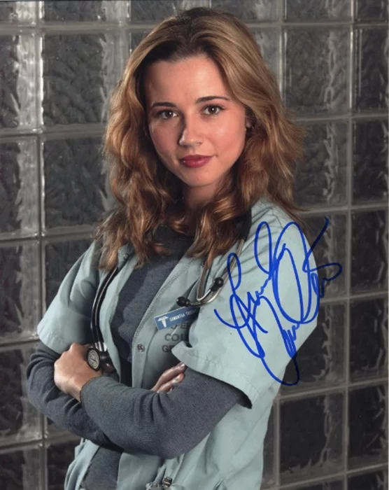 Linda Cardellini autograph