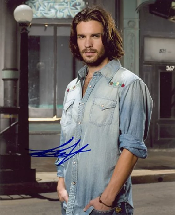 Santiago Cabrera autograph