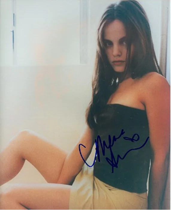 Mena Suvari autograph